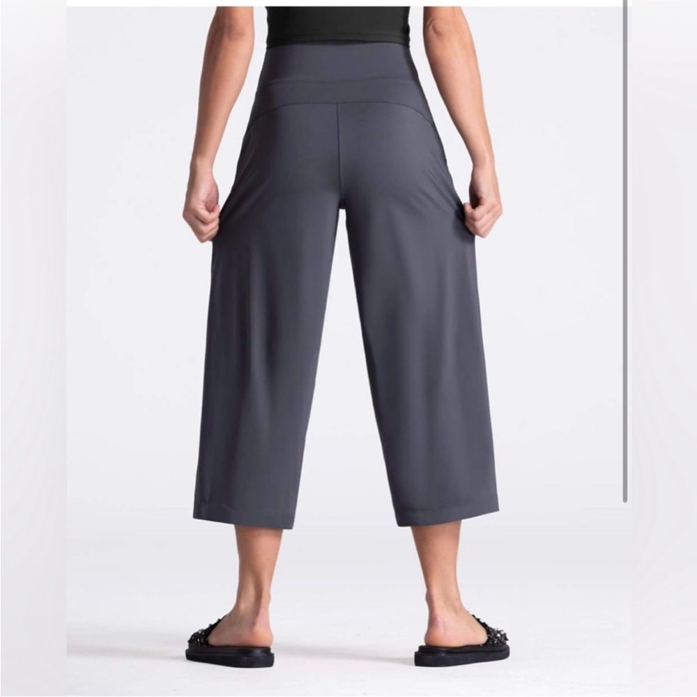 The Gym People High Waist Cropped Yoga Pants with Pockets and Tummy Control - Picture 3 of 3